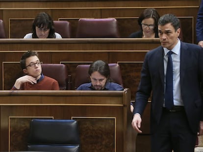 Pedro Sánchez, secretario general del PSOE, pasa junto a los escaños de Iñigo Errejón y Pablo Iglesias.