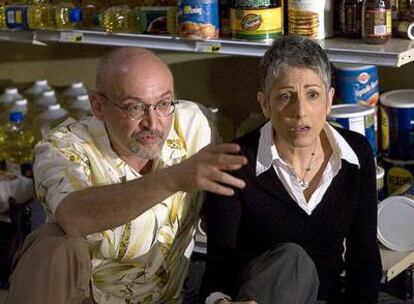 Frank Darabont, a la izquierda, durante el rodaje de <i>La niebla, </i>junto a Susan Malerstein.