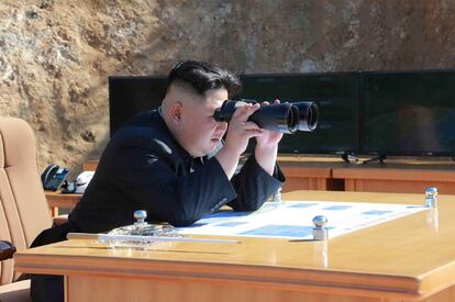 Kim Jong-Un inspeccionando el fuego de prueba del misil bal&iacute;stico intercontinental.