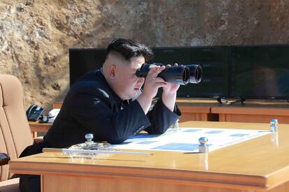 Kim Jong-Un inspeccionando el fuego de prueba del misil balístico intercontinental.