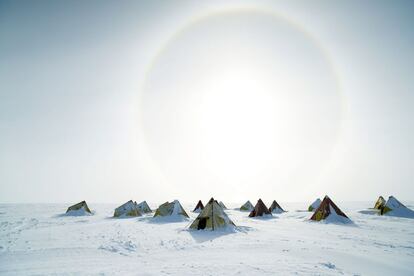 Fotografía de archivo facilitada por la Australian Antarctic Division del campamento del equipo internacional de científicos que perforó núcleos de hielo en la cuenca Aurora a unos 500 kilómetros tierra adentro de la estación australiana Casey.