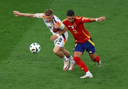 Maximilian Mittelstadt y Ferran Torres pugnan por el balón. 