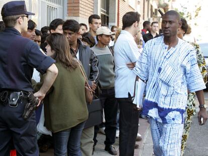 Colas de inmigrantes en Madrid en las últimas horas antes de que se cierre el proceso de regularización.