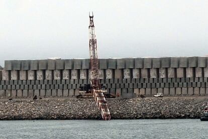 Grúa desplomada en el puerto exterior en construcción en punta Langosteira (Arteixo).