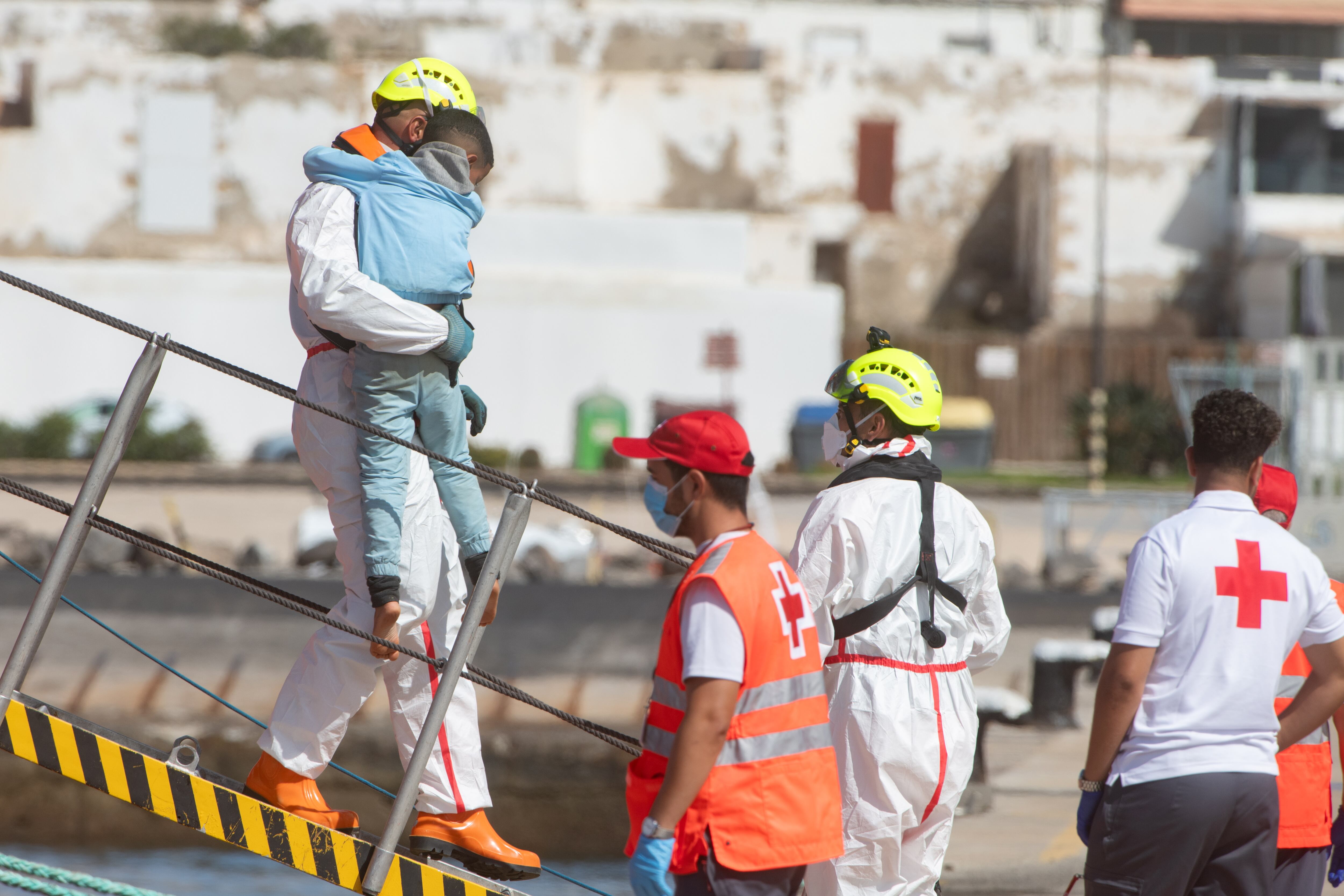 Llegada a Puerto del Rosario (Fuerteventura) de las 94 personas rescatadas de un cayuco en las costas de la isla