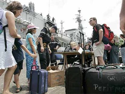 Ciudadanos españoles esperan para embarcar en un buque militar francés ayer en el puerto de Beirut.