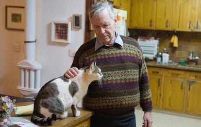 El escritor Amos Oz en su casa de Arad (Israel).