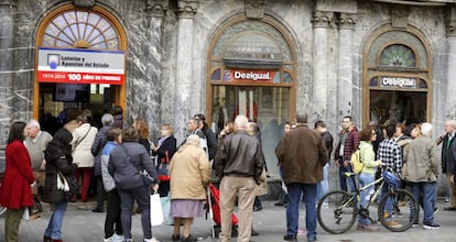 Largas colas en la administración de loteria