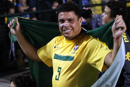 El brasileño se despidió dando una vuelta de honor por el estadio con la bandera de su país