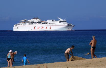 Un buque de Naviera Armas, cerca de la playa en Morro Jable, Fuerteventura.