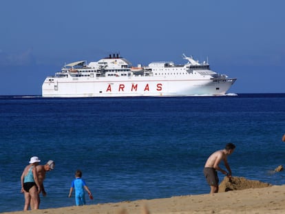 Un buque de Naviera Armas, cerca de la playa en Morro Jable, Fuerteventura.