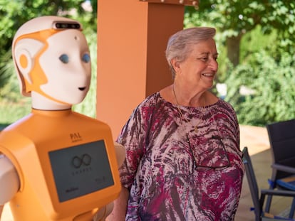 El robot ARI, de la empresa PAL Robotics, junto a una de las participantes de uno de los proyectos de la compañía, llamado Shapes (formas en inglés), en una imagen cedida.