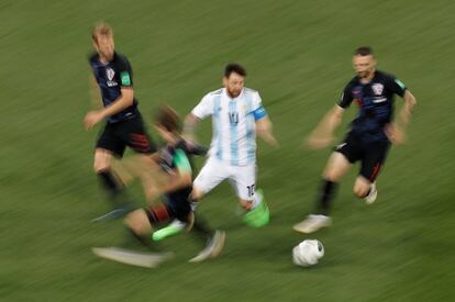Lionel Messi (c) presionado por los jugadores croatas.