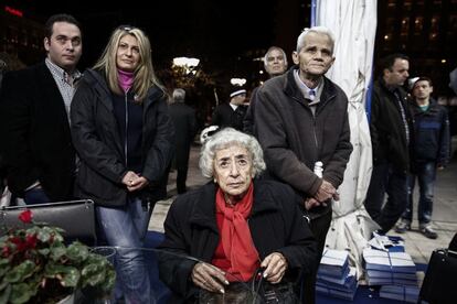 Seguidores del partido Nueva Democracia observan los últimos resultados de las elecciones en la plaza Central Syntagma de Atenas.