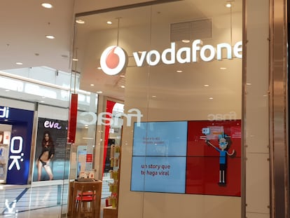 Tiendas de Vodafone y de Yoigo (MásMóvil), en una imagen de archivo.
