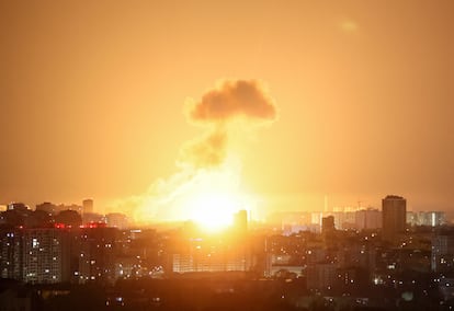 Un misil ruso lanzado sobre la capital de Ucrania, este jueves.