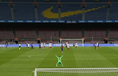 Marc-Andre ter Stegen celebra el primer gol del Barcelona, marcado por Dembélé.