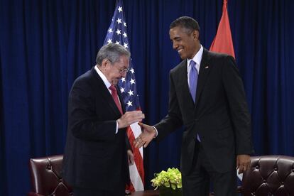 El presidente de Estados Unidos, Barack Obama, con su homólogo cubano, Raúl Castro, en la sede de las Naciones Unidas en Nueva York (Estados Unidos).