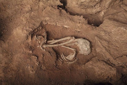 Sepultamento descoberto na Lapa do Santo, em 2016