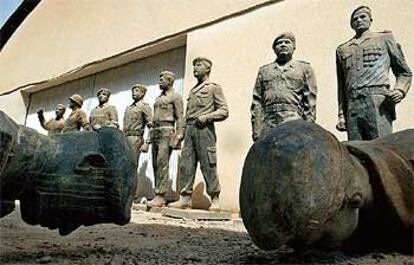 Estatuas del depuesto Sadam Husein se acumulan en un estudio de arte en Bagdad en espera de su destrucción.