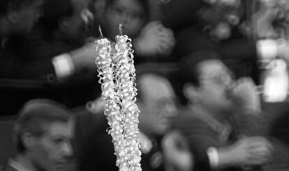 Un par de banderillas blancas en la Feria de Fallas de Valencia en 1989.