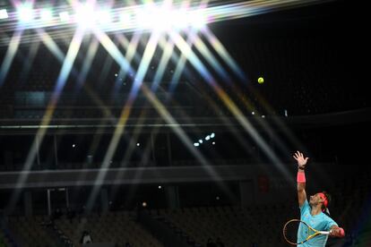 Nadal sirve durante el partido contra Sinner en la Philippe Chatrier de París.