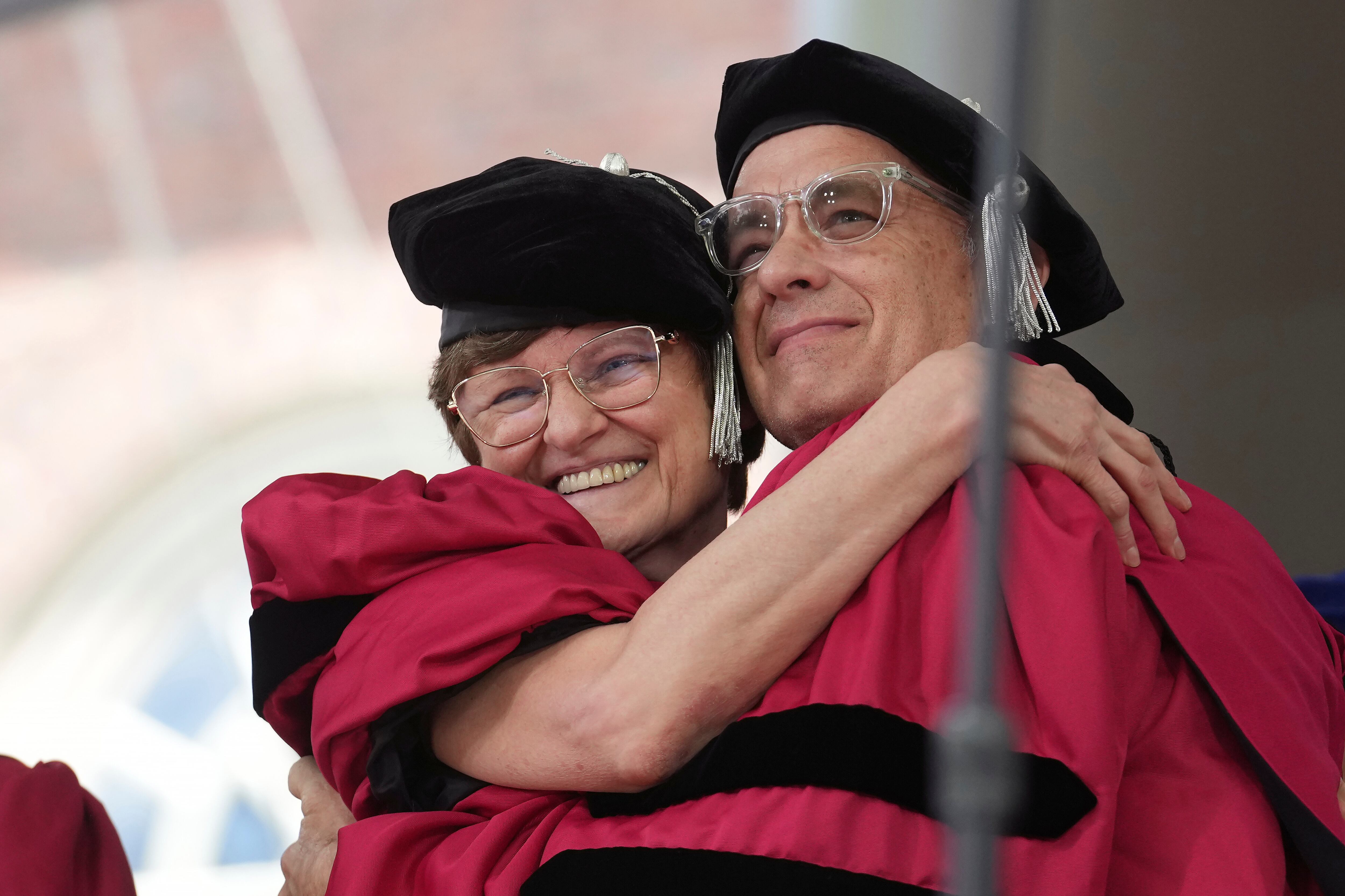 Katalin Karikó y Tom Hanks se abrazan tras ser nombrados doctores 'honoris causa' por la Universidad de Harvard (EE UU).