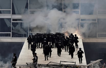 Al menos 260 personas han sido detenidas por participar en el asalto al Congreso, el Palacio de Planalto y el Tribunal Supremo en Brasilia, según la última cifra ofrecida por la Policía Civil. 