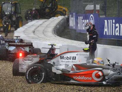 Cuatro coches, entre ellos el de Hamilton, en primer plano, esperan a la grúa tras salirse de pista.