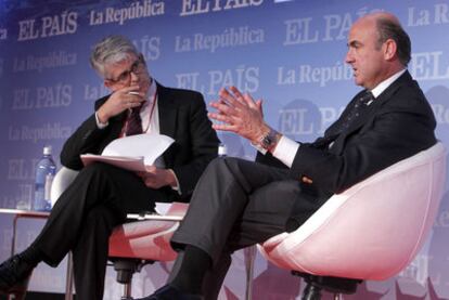 Javier Moreno, director de EL PAÍS, durante la entrevista que realizó al ministro de Economía, Luis de Guindos.