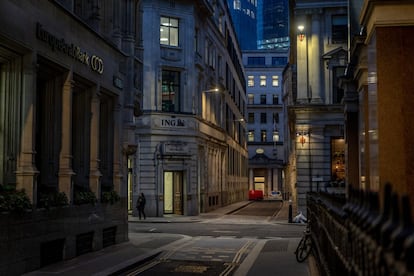 Una calle vacía, el 18 de marzo, en el centro de Londres en plena hora punta.