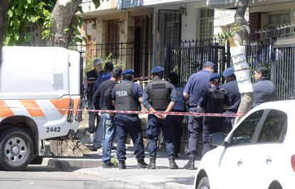 A polícia trabalha na casa onde aconteceu o triplo feminicídio em Mendoza, na Argentina.