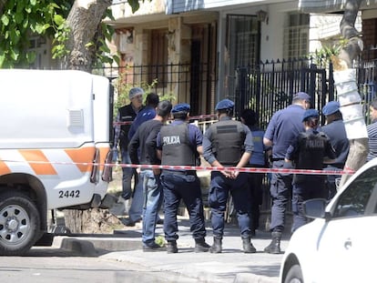 A polícia trabalha na casa onde aconteceu o triplo feminicídio em Mendoza, na Argentina.