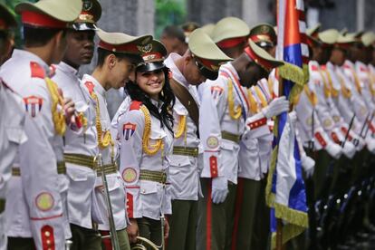 Miembros de la banda militar cubana, a la espera de la llegada de Barack Obama y Raul Castro al Palacio de la revolución, en La Habana.