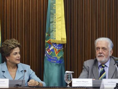 Dilma e o ministro Jacques Wagner. 