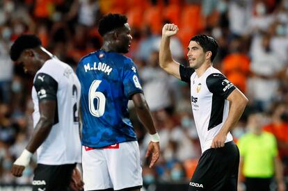 Carlos Soler celebra el segundo gol al Alavés.