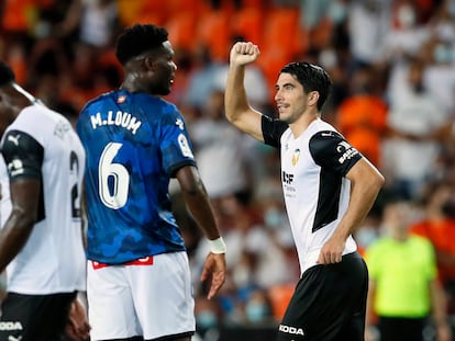 Carlos Soler celebra el segundo gol al Alavés.