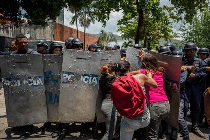 Al menos 68 muertos, 10 de ellos mujeres, sería el saldo de un incendio tras un motín carcelario que tuvo lugar en los calabozos de la policía regional del Estado Carabobo, ubicada en la ciudad de Valencia, a dos horas de Caracas, en la región central del país. En la imagen, un grupo de familiares de presos protesta ante miembros de la Policía.