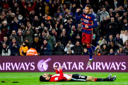 Neymar celebra el segundo gol del Barça al Athletic. Su alegría contrasta con la desolación de Eneko Bóveda, tendido en el césped.