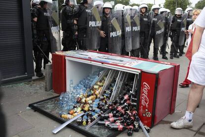 Una maquina de bebidas, destrozada durante los choques entre rusos y polacos en los momentos previos al partido entre las dos selecciones.