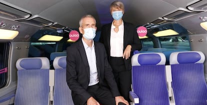 El director general de Voyage SNCF, Alain Krakovitch, y la directora general de Ouigo en España, Hèlène Valenzuela, ayer a bordo del Alstom Eurodúplex que está siendo probado en la red española de alta velocidad.