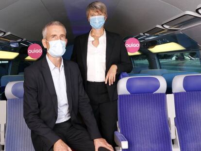 El director general de Voyage SNCF, Alain Krakovitch, y la directora general de Ouigo en España, Hèlène Valenzuela, ayer a bordo del Alstom Eurodúplex que está siendo probado en la red española de alta velocidad.