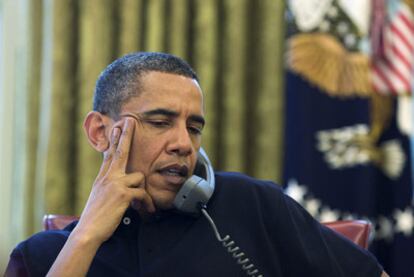 Obama habla por teléfono desde su despacho con David Cameron sobre la marea negra.