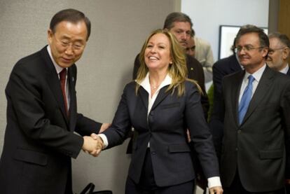 Ban Ki-moon saluda a la ministra de Exteriores, Trinidad Jiménez, en la sede de la ONU en Nueva York.
