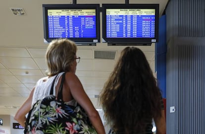 Pantallas informativas con algunos vuelos cancelados en el aeropuerto de Valencia.