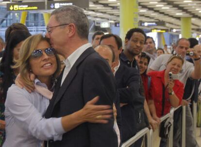 El alcalde, Alberto Ruiz-Gallardón, abraza emocionado a la concejal de Medio Ambiente, Ana Botella, a su regreso a Madrid tras la derrota olímpica.