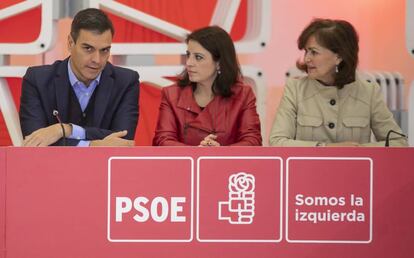 Desde la izquierda, Pedro Snchez, Adriana Lastra y Carmen Calvo, este febrero.