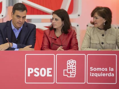 Desde la izquierda, Pedro Sánchez, Adriana Lastra y Carmen Calvo, este febrero.