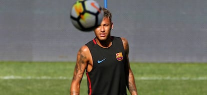 Neymar anuncia que se va del Barcelona.