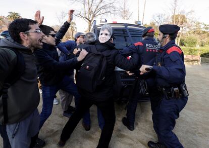 La policía detiene a un grupo de manifestantes independentistas al intentar saltarse los cordones policiales para acceder al Parlament.